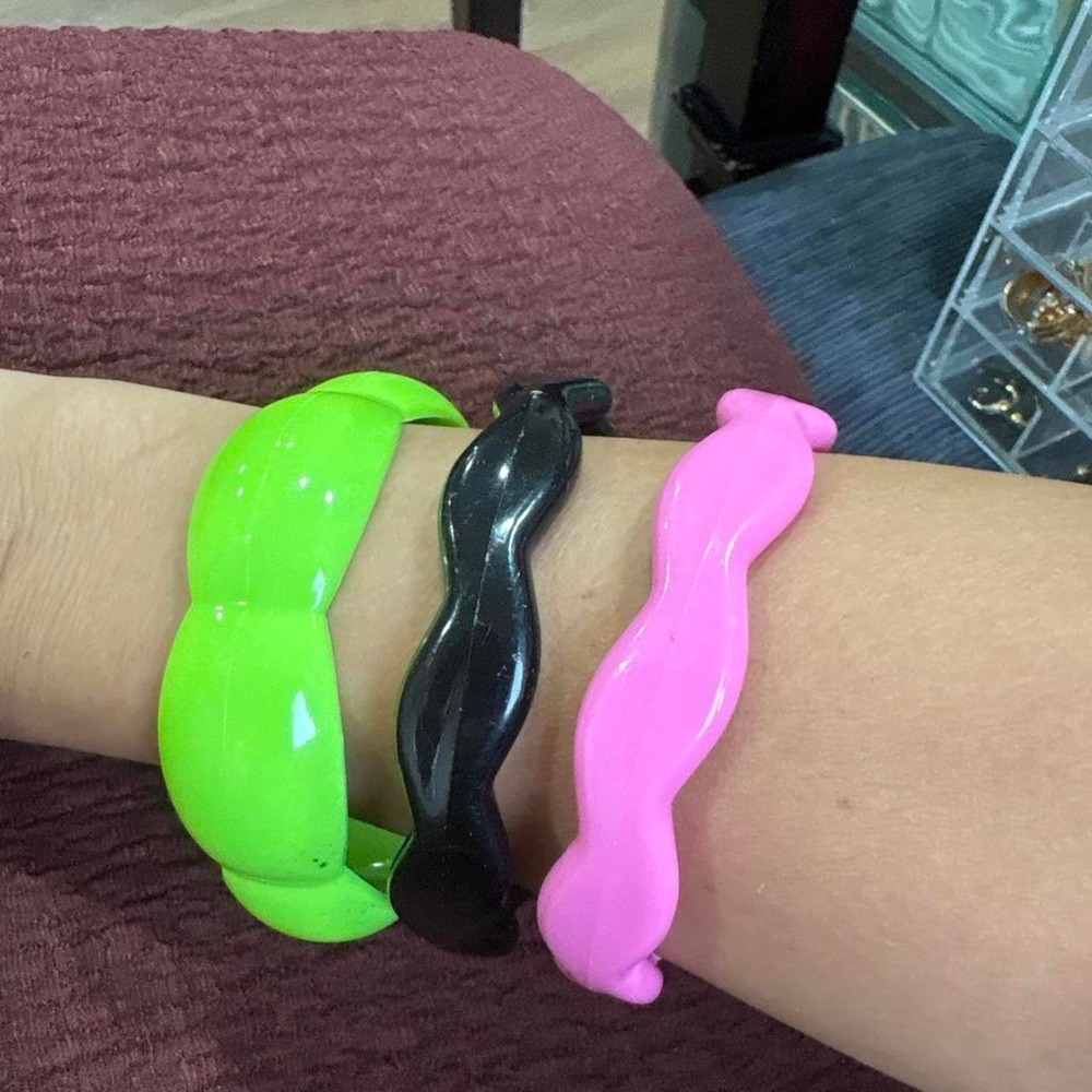 Vintage Multi-colored chunky‎ bangle bracelets in neon green, black, and pink